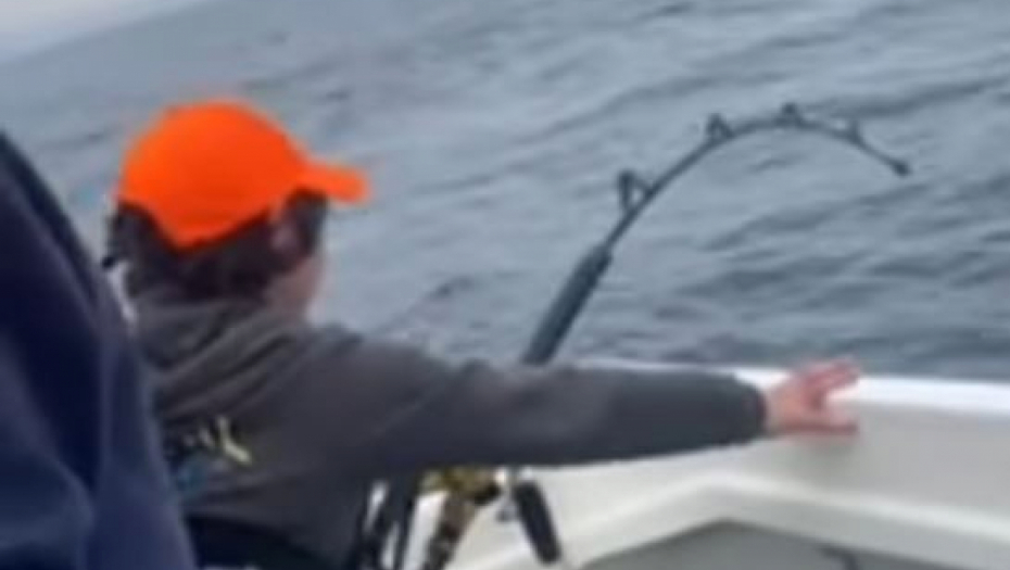 VAGA ZAKUCALA NA 116 KILA! Dečak upecao ribu tri puta veću od njega (VIDEO)