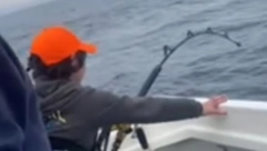 VAGA ZAKUCALA NA 116 KILA! Dečak upecao ribu tri puta veću od njega (VIDEO)