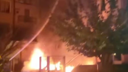 SNIMAK POŽARA NA DEDINJU Prvo planuo automobil, onda i zgrada (VIDEO)