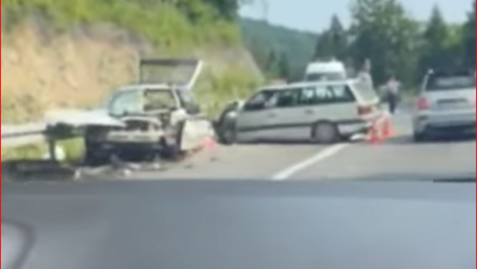 JEZIV SUDAR NA PUTU OLOVO-KLADANJ Automobili zgužvani do neprepoznatljivosti, ima povređenih (VIDEO)