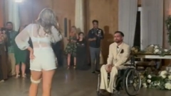 OVA MLADA PRIREDILA JE PRAVI ŠOU Njen "vrući ples" za mladoženju pretvorio se u neviđeni blam, gosti ostali zgroženi