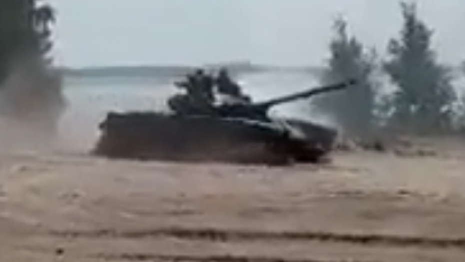 TENK ULETEO NA PLAŽU Ljudi jedva izbegli da ih ne zgazi, svuda je bila para (VIDEO)