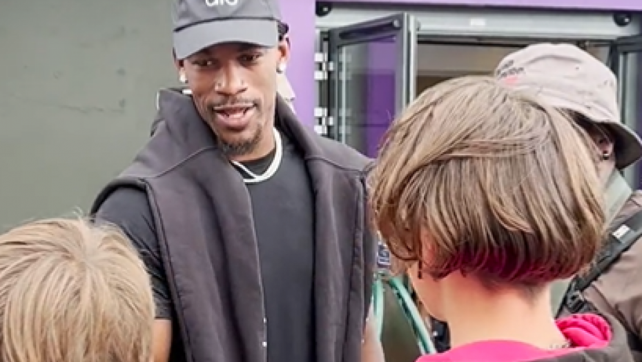 JOKIĆEV VELIKI RIVAL DOŠAO DA GLEDA ĐOKOVIĆA Ludnica na Vimbldonu zbog NBA zvezde (VIDEO)