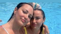 SADA JE JASNO OD KOGA JE PRIJOVIĆKA NASLEDILA MOĆAN GLAS Aleksandrina majka se latila mikrofona i pokidala izvođenjem čuvene pesme! (VIDEO)