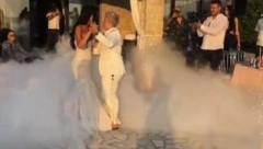 ROMANTIČNI PLES MATORE I ANITE NAKON VENČANJA! Ne mogu da sakriju suze radosnice, prvi gej brak nikad emotivniji (FOTO)