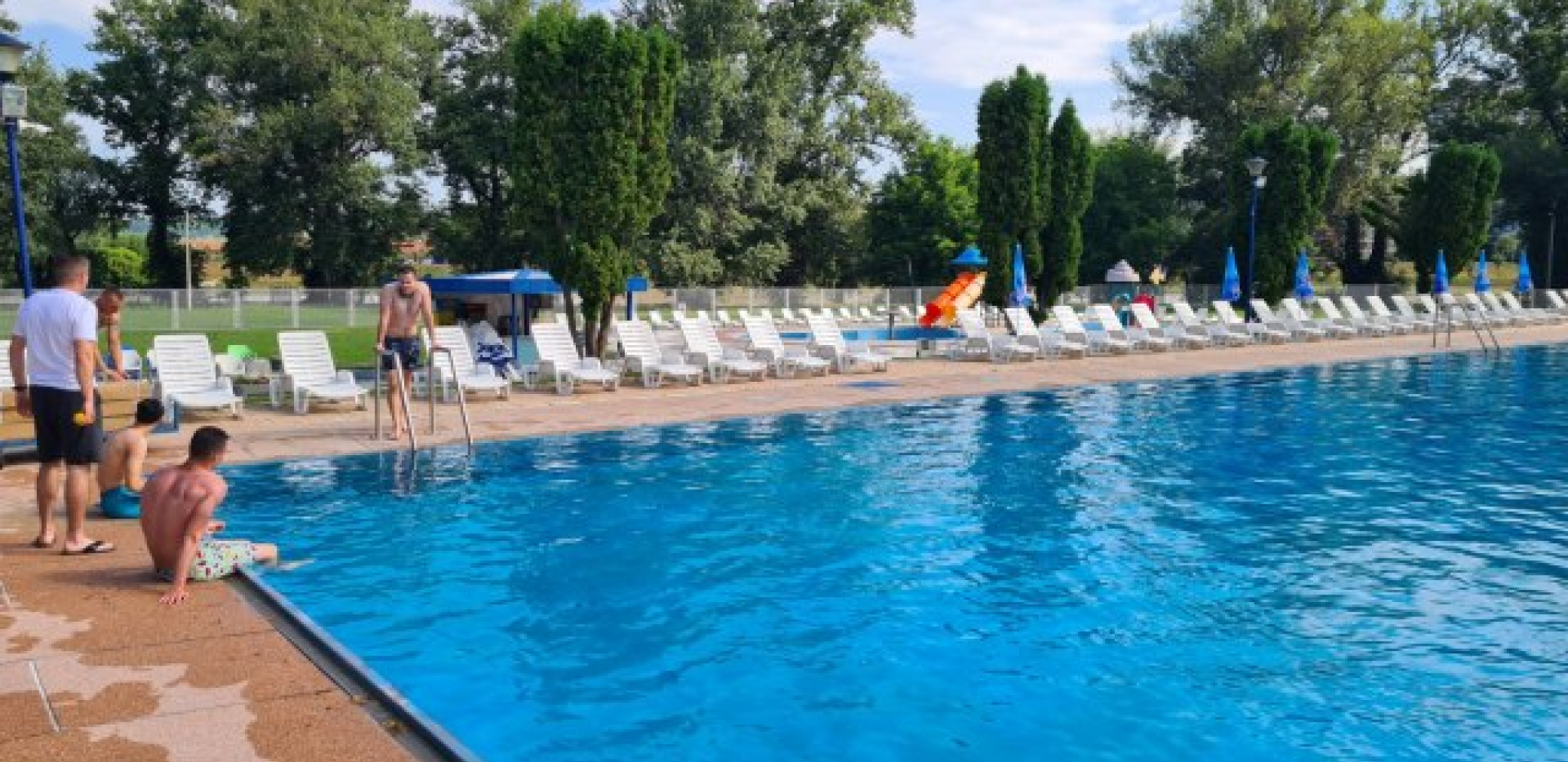 VASA IZ LEPENCA SE NIJE KUPAO MESEC DANA! Kad su ga pustili da se okupa u bazenu, izgovorio je nešto JEZIVO! (VIDEO)