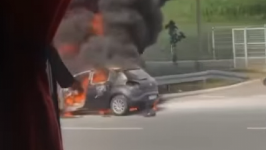 JEZIVA SCENA, GORI AUTO NA NAPLATNOJ RAMPI KOD VRČINA Vatrogasci se bore sa vatrenom stihijom