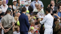 NOVAK JE OVO URADIO ZBOG STEFANA, A TARA ĆE VEĆ PREBOLETI Đoković ponovo oduševio mališane na Vimbldonu, dečaci mu skandirali (VIDEO)