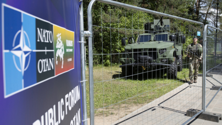 NA MARGINAMA NATO SAMITA Novoizabrani predsednik i premijer obećavaju da će popraviti odnose