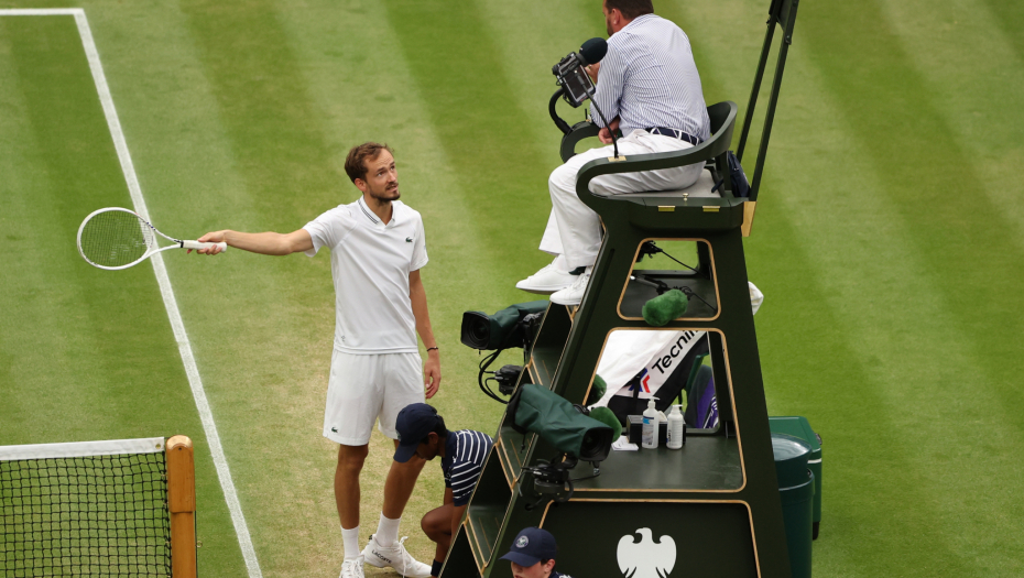 RUS PODIVLJAO NA VIMBLDONU Medvedev "nokautirao" kamermana, pa ušao u raspravu sa sudijom (FOTO)