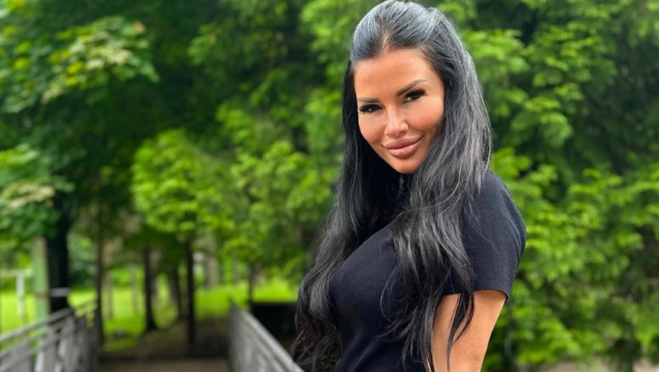 PORODILA SE BIVŠA ZADRUGARKA Na svet donela dečaka, odmah objavila njegovu prvu fotografiju i otkrila ime