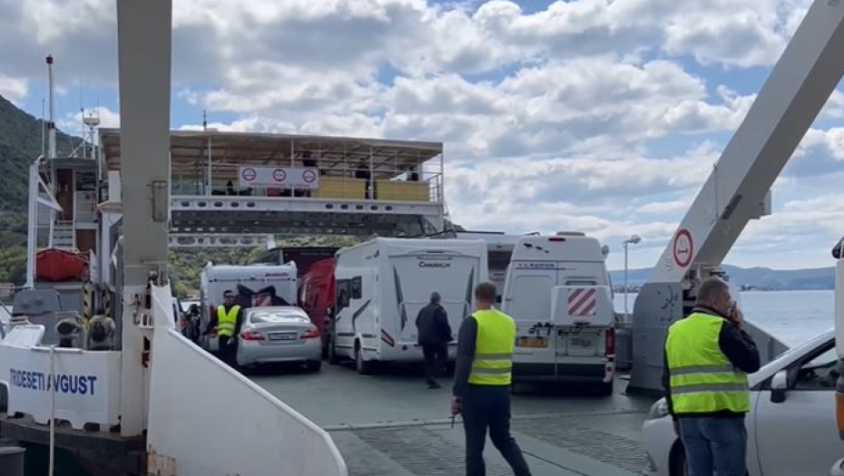 PUTNIK ISPAO S TRAJEKTA Užas u Grčkoj, pokušavaju da ga spasu