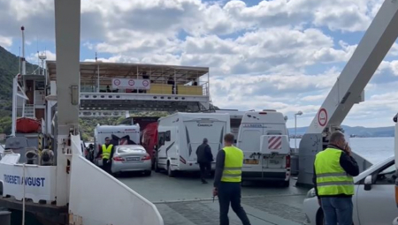 PUTNIK ISPAO S TRAJEKTA Užas u Grčkoj, pokušavaju da ga spasu