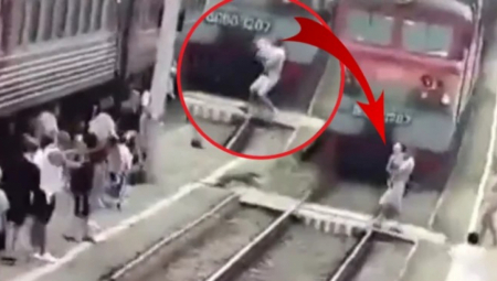 ZASTRAŠUJUĆI SNIMAK OBIŠAO SVET Sa detetom u rukama stao ispred voza, putnici vrište