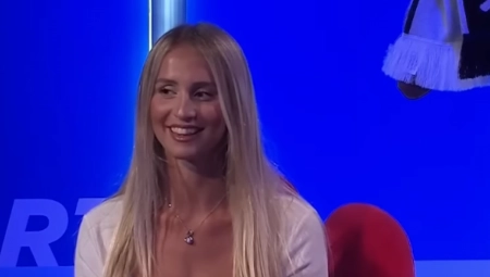 DILETE LEOTE SE NIKO NE SEĆA Prvi dekolte Italije: Zbog ove novinarke svi padaju u nesvest (FOTO)