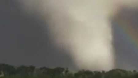 SERIJA TORNADA VITLA SVE PRED SOBOM! Haos u Čikagu, 10.000 ljudi ostalo bez struje (FOTO/VIDEO)