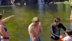 NESLUĆENA OPASNOST Mirno se kupali, a onda ih je primetila neman (VIDEO)