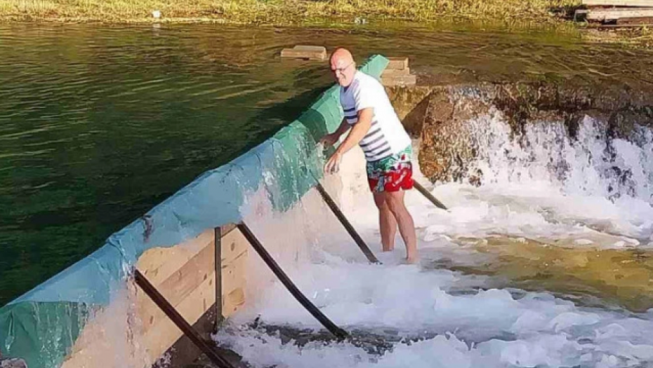 ZASUKAO RUKAVE I NAPRAVIO ČUDO Suad je heroj u Prijepolju: Bravo majstore (FOTO)