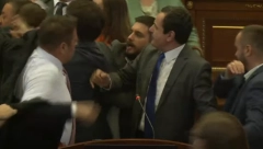 KURTIJU PRETE ULIČNIM PROTESTIMA Prištinu čeka vrelo političko leto