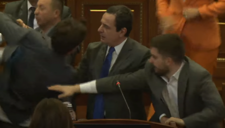 TUČA U LAŽNOJ SKUPŠTINI Kurtija zalili vodom, a onda krenulo opšte makljanje! (VIDEO)