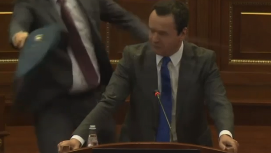 TRENUTAK KADA KURTIJA POLIVAJU VODOM Ovo je prethodilo opštoj tuči u lažnoj Skupštini, lažni premijer jedva izbegao linč (VIDEO)