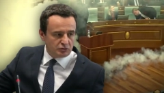 KURTI BACAO SUZAVCE U KOSOVSKOM PARLAMENTU Lažni premijer poznat po vandalizmu, a sada je i sam jedva izvukao živu glavu