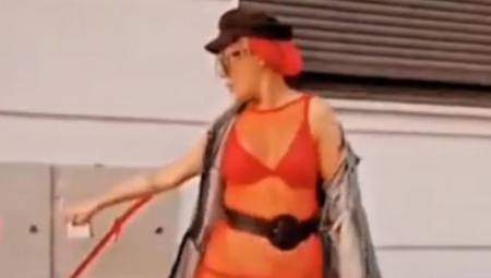 ISPLIVAO NOVI ŠOK SNIMAK! Ana Nikolić ulicom šeta u donjem vešu, svi se pitaju šta joj se desilo (VIDEO)