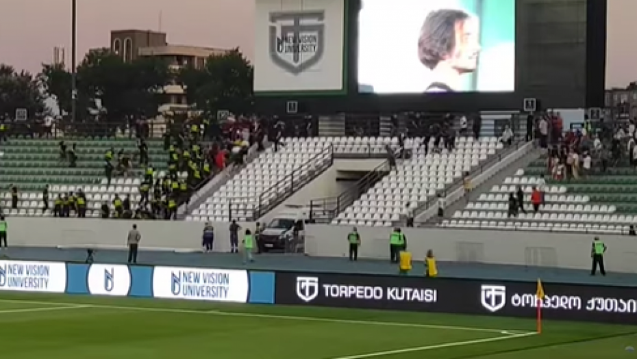 PALO OZBILJNO POSTROJAVNAJE Stali ispred tribine, a onda je krenulo ribanje (VIDEO)