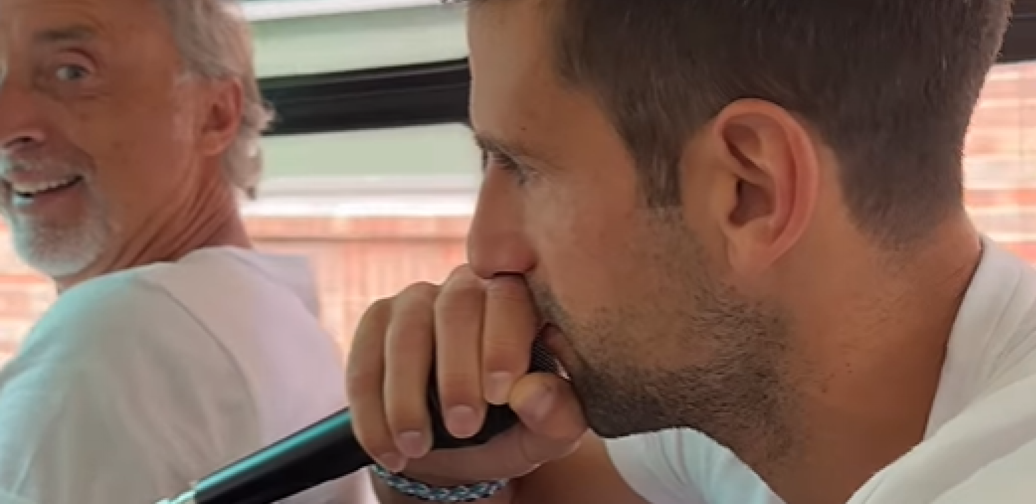 NOVAČE, ŠTA TO RADIŠ? Đoković uzeo mikrofon u ruke na Vimbldonu, Jelena se odmah javila na društvenim mrežama (VIDEO)