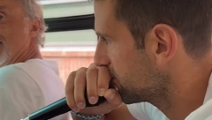 NOVAČE, ŠTA TO RADIŠ? Đoković uzeo mikrofon u ruke na Vimbldonu, Jelena se odmah javila na društvenim mrežama (VIDEO)