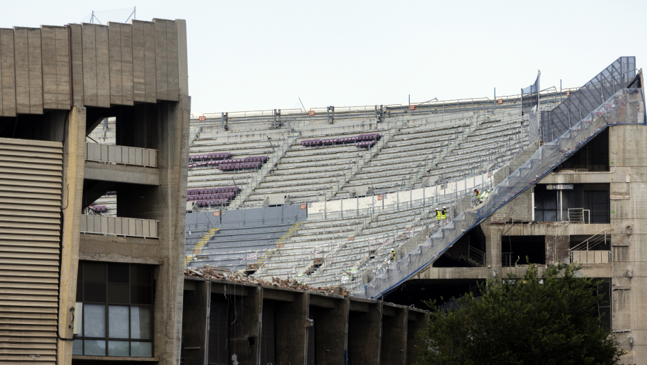 SCENE KOJE SU RASPLAKALE NAVIJAČE BARSELONE "Kamp Nou" kakav smo znali odlazi u istoriju, pogledajte slike rušenja čuvenog stadiona (FOTO)