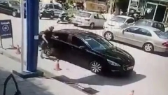 SNIMLJENO UBISTVO NA PUMPI U SOLUNU Albanac pokušao da ga udari lancem, ovaj ga upucao iz automobila (FOTO)