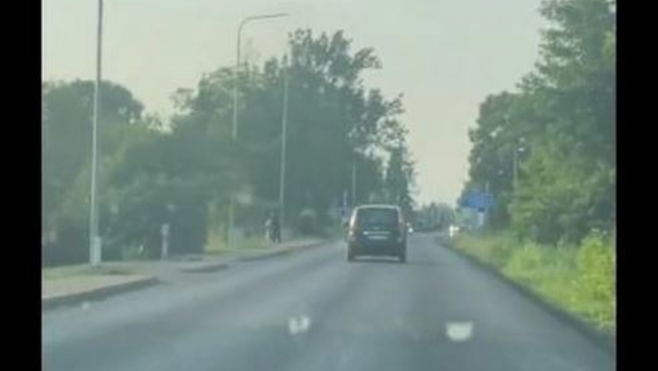 SNIMAK OD KOG PODILAZI JEZA: U toku vožnje prelazi u suprotnu traku - pukom srećom izbegnuta nesreća (VIDEO)