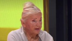 "Rodićeš dete sa pola glave glave, nakazu": Dušanka sumnja da joj je beba ukradena, "babica mi udarila šamar da ne gledam"