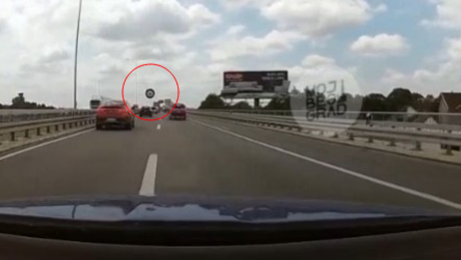 AUTOMOBILSKA GUMA KAO DA JE PALA S NEBA Neverovatan snimak sa srpskog auto-puta (VIDEO)