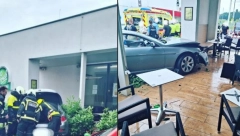 AUTOM ULETEO U KAFIĆ, UDARIO TROJE GOSTIJU Stravičnu saobraćajnu nesreću snimila sigurnosna kamera (FOTO/VIDEO)