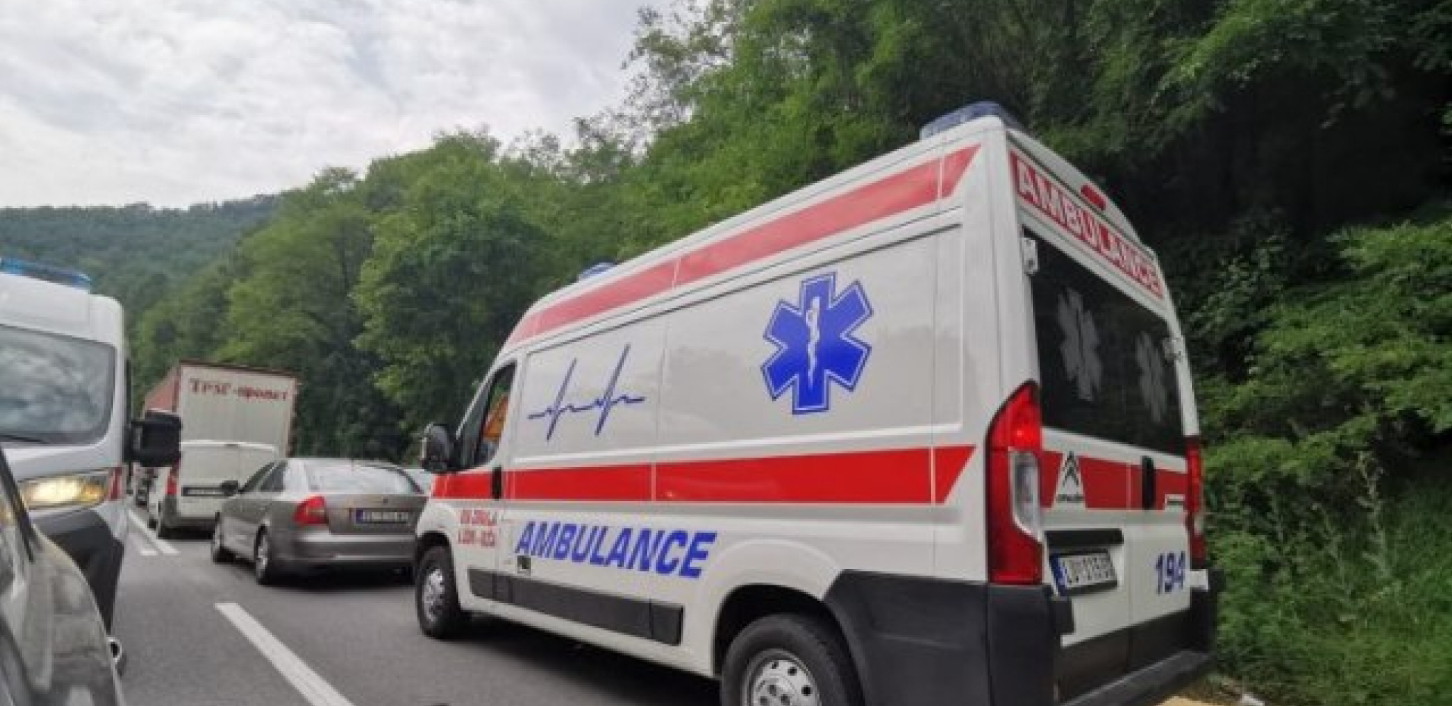 DVA TINEJDŽERA (18) STRADALA U SMRSKANIM AUTOMOBILIMA Za manje od 24 sata izgubljena tri života u saobraćajkama