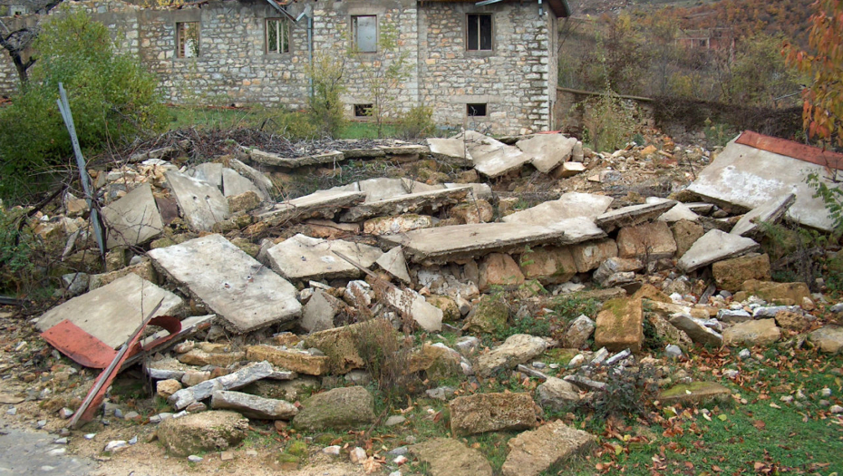VANDALI SU 1999. OVU SVETINJU NA KiM PRETVORILI U GOMILU KAMENJA Svakog Srbina boli duša kad vidi šta su uradili
