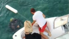 OVAKO NEŠTO SE RETKO VIĐA Beograđanin šokirao izabranicu usred mora (VIDEO)