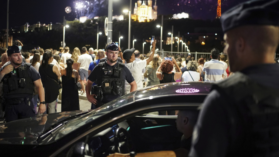 ZAPALJENO 255 AUTOMOBILA Burna praznična noć u Francuskoj