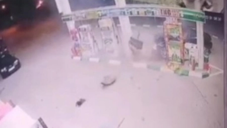 STRAVIČAN SNIMAK UDESA U ĆUPRIJI Automobil se zakucao u benzinsku pumpu (VIDEO)