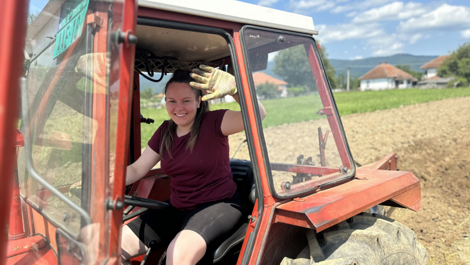 "TI OREŠ KAO MUŠKO" Marija je najbolji orač u Srbiji, deda je "kriv" za sve (FOTO)