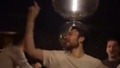 BEOGRAD JE KAO STVOREN ZA NJEGA Zvezdin Amerikanac đuska i peva Baju, lumpovao sa Dončićem u kafani (VIDEO)