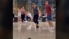 NEBESKI NAROD Srbima kasnio let, na sred aerodroma opičili kolce (VIDEO)