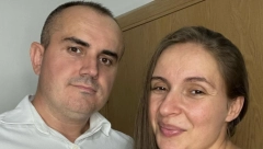 STRAVIČAN SNIMAK! Naš Tiktoker se snimao u autu sa ženom i četvoro dece, a onda izgubio kontrolu i uleteo u suprotnu traku (VIDEO)