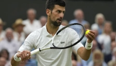 TOTALNA LUDNICA Važno da je Novak na terenu, Đoković igra dubl, njegov lik na tribinama (FOTO)