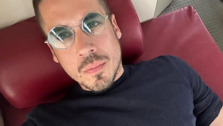 NIKOLA ROKVIĆ USRED ŠUME ODMARA U BADEMANTILU I PAPUČAMA? Ovaj prizor sve je naveo na razmišljanje, a ljudi mu konstantno pružaju pomoć!