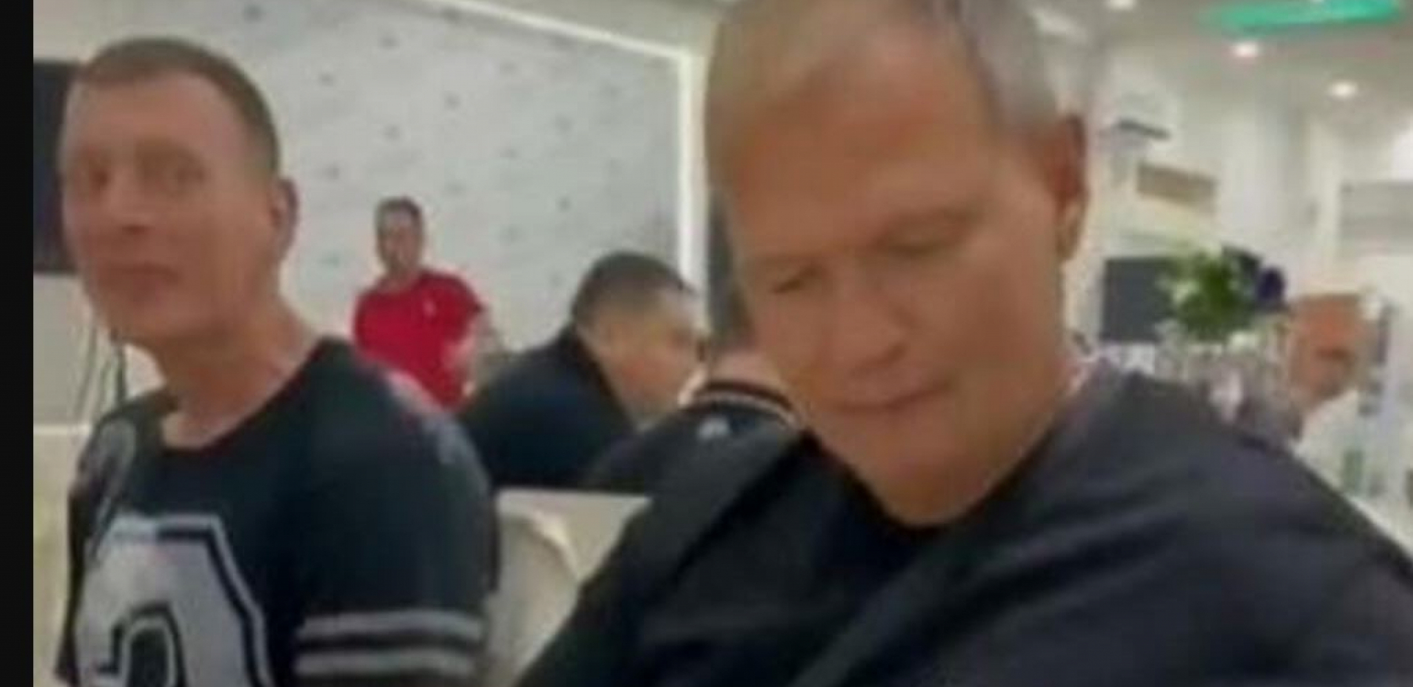 UZIMA PEČENJE SA SVADBE Isplivao šok snimak Osmana Karića, ceo oval je sipao u kesu i poneo kući (VIDEO)
