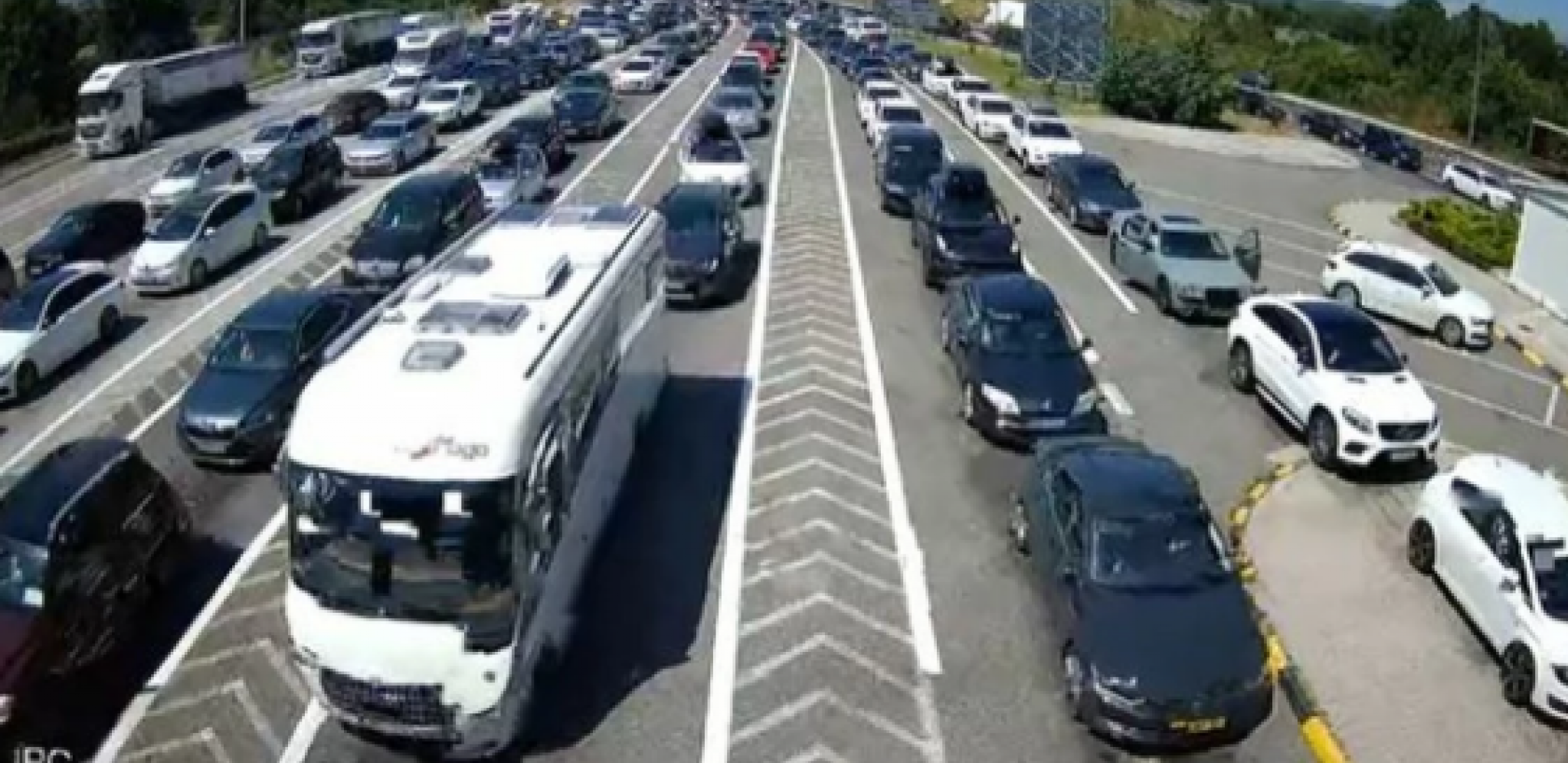 DRŽE NAS 40 MINUTA NA GRANICI JER NIJE PLATIO KAZNU Srpskim turistima propust jednog putnika napravio pakao od letovanja
