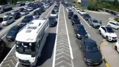 DRŽE NAS 40 MINUTA NA GRANICI JER NIJE PLATIO KAZNU Srpskim turistima propust jednog putnika napravio pakao od letovanja